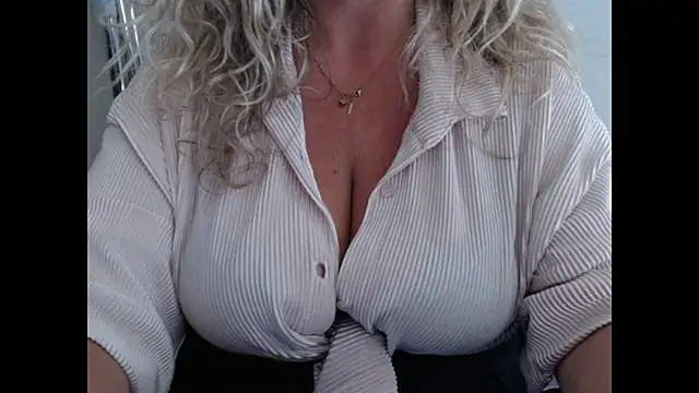 Snapshot of JenniLowen chatting on 06/16/26, 12:52 JenniLowen online show from 06/16/26, 12:52