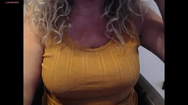 Snapshot of JenniLowen chatting on 06/25/26, 08:30 JenniLowen online show from 06/25/26, 08:30
