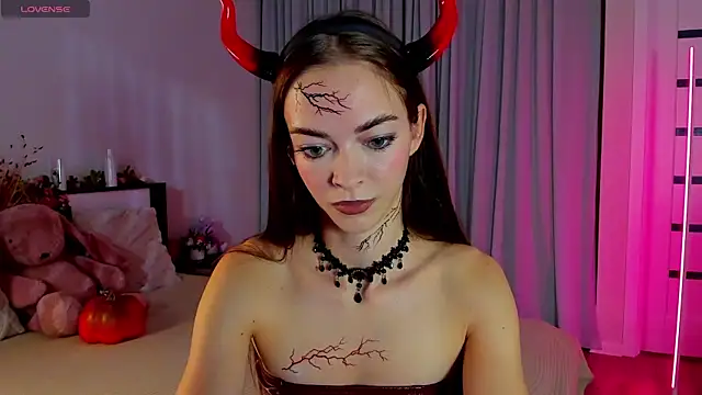 Snapshot of Undertheskin chatting on 10/31/25, 01:12 Undertheskin online show from 10/31/25, 01:12