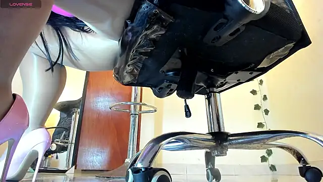 Snapshot of aitana-purple chatting on 03/05/26, 10:17 aitana-purple online show from 03/05/26, 10:17