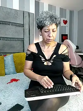 Julianewell online show from 12/15/25, 12:20