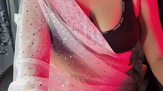 Snapshot of SexyAndHottie chatting on 12/01/25, 05:18 SexyAndHottie online show from 12/01/25, 05:18