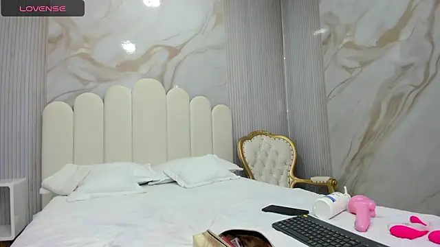 Snapshot of Carohorny4u chatting on 03/07/25, 12:23 Carohorny4u online show from 03/07/25, 12:23