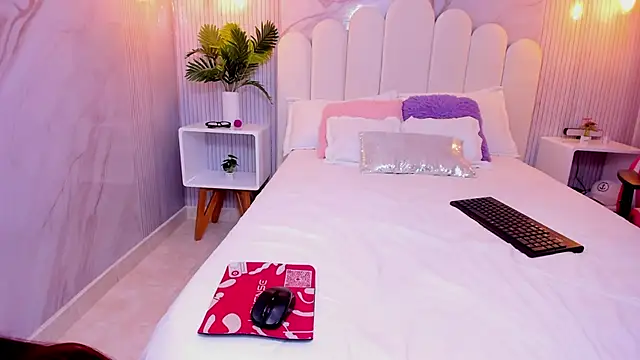 Snapshot of Carohorny4u chatting on 10/08/25, 08:17 Carohorny4u online show from 10/08/25, 08:17