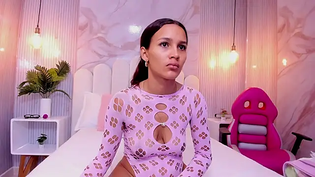 Snapshot of Carohorny4u chatting on 10/12/25, 01:21 Carohorny4u online show from 10/12/25, 01:21