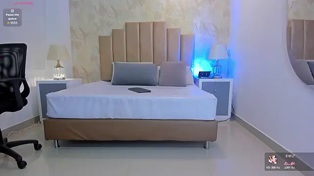 Snapshot of _Peach1_ chatting on 10/27/25, 02:43  Peach1  online show from 10/27/25, 02:43