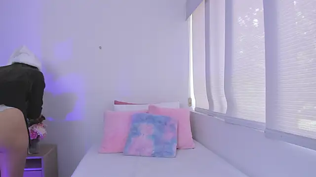 Snapshot of Brisa_blue chatting on 12/20/24, 04:04 Brisa blue online show from 12/20/24, 04:04