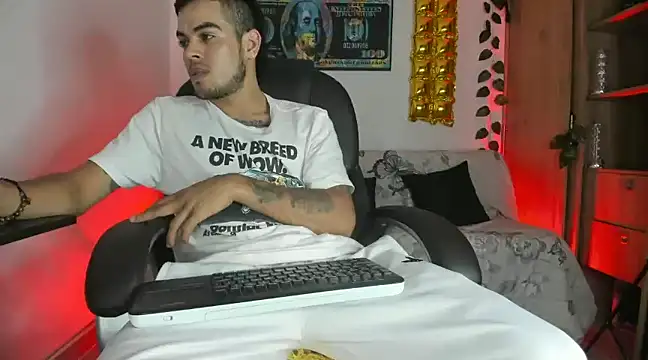 Snapshot of mikee_scooth chatting on 01/08/25, 01:32 mikee scooth online show from 01/08/25, 01:32