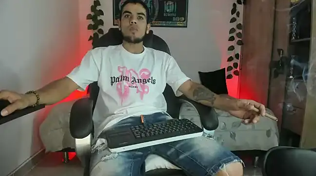 Snapshot of mikee_scooth chatting on 02/15/25, 04:36 mikee scooth online show from 02/15/25, 04:36