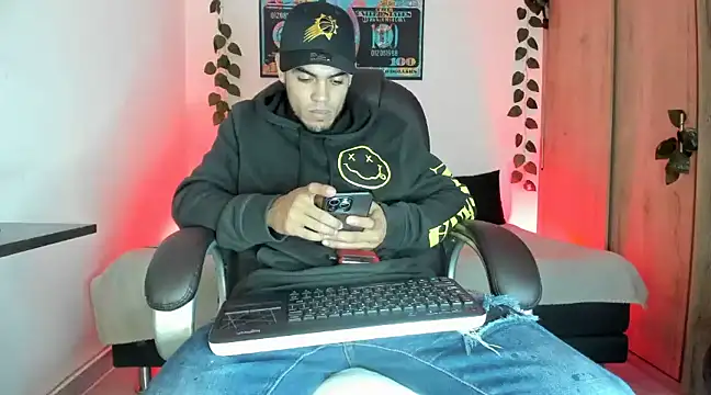 Snapshot of mikee_scooth chatting on 03/03/25, 03:19 mikee scooth online show from 03/03/25, 03:19