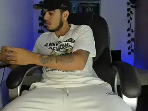 Snapshot of mikee_scooth chatting on 03/15/25, 12:56 mikee scooth online show from 03/15/25, 12:56