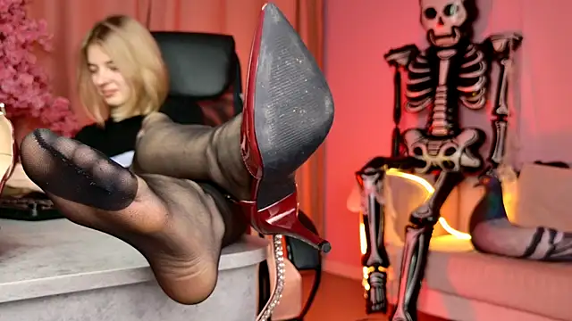 TinaDavil online show from 10/21/25, 10:49