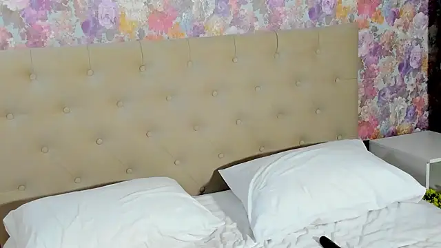 emma77  online show from 10/20/25, 07:58