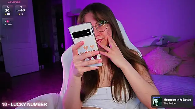 Snapshot of ms_allison_w chatting on 04/18/26, 02:21 ms allison w online show from 04/18/26, 02:21