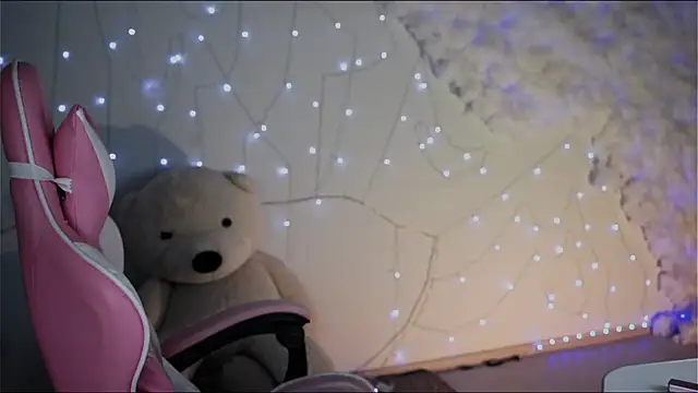 Snapshot of Lana__May chatting on 12/20/24, 11:32 Lana  May online show from 12/20/24, 11:32