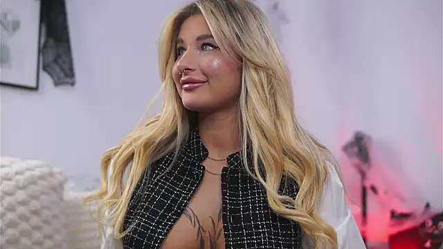 Snapshot of AvaShayy chatting on 10/21/25, 09:37 AvaShayy online show from 10/21/25, 09:37