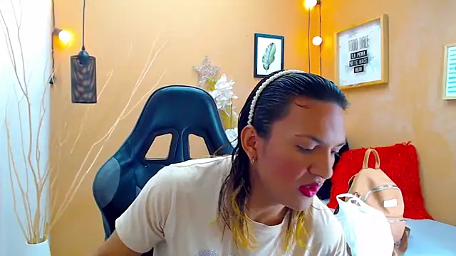 Snapshot of aslyhernandez_7 chatting on 09/20/25, 12:17 aslyhernandez 7 online show from 09/20/25, 12:17