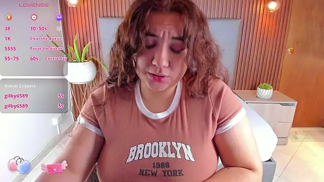 Snapshot of nadine_russo chatting on 12/28/24, 03:37 nadine russo online show from 12/28/24, 03:37
