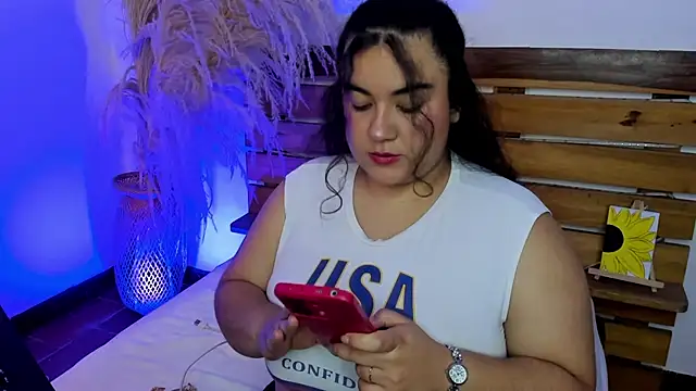 Snapshot of nadine_russo chatting on 08/06/26, 10:44 nadine russo online show from 08/06/26, 10:44