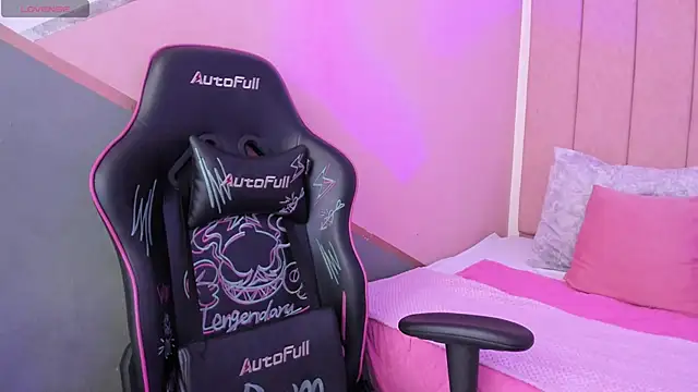 lilith noahh online show from 12/12/24, 04:15