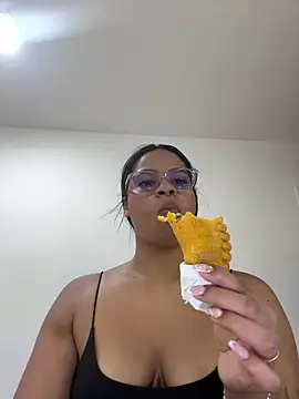 Snapshot of SussiSotto chatting on 12/20/24, 03:53 SussiSotto online show from 12/20/24, 03:53