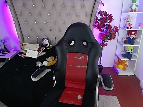 Snapshot of Shaddycute_ chatting on 02/14/25, 03:33 Shaddycute online show from 02/14/25, 03:33