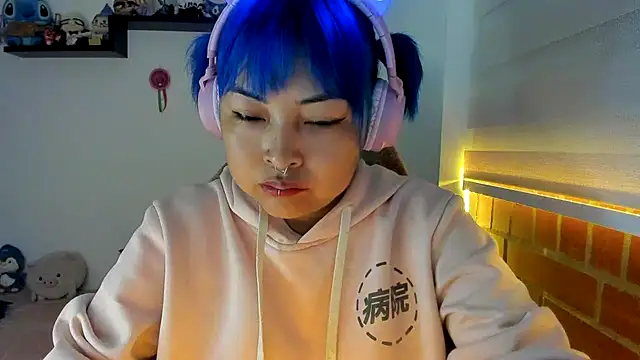 Snapshot of Shaddycute_ chatting on 10/21/25, 10:05 Shaddycute online show from 10/21/25, 10:05