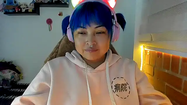 Snapshot of Shaddycute_ chatting on 10/21/25, 10:10 Shaddycute online show from 10/21/25, 10:10