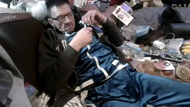 Snapshot of gettinit2wice chatting on 10/30/25, 01:45 gettinit2wice online show from 10/30/25, 01:45