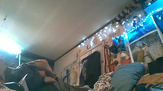 Snapshot of gettinit2wice chatting on 12/18/25, 11:27 gettinit2wice online show from 12/18/25, 11:27