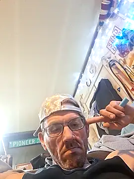 Snapshot of gettinit2wice chatting on 12/19/25, 03:08 gettinit2wice online show from 12/19/25, 03:08