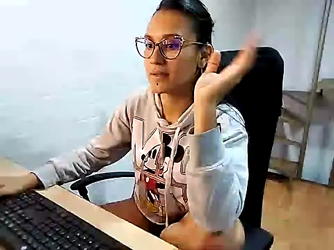 Snapshot of Jessie_Desire chatting on 02/08/25, 05:18 Jessie Desire online show from 02/08/25, 05:18