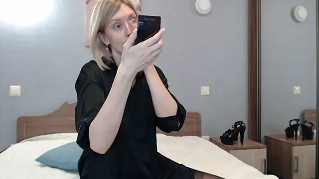 AvelinaLeoni online show from 01/24/25, 08:44