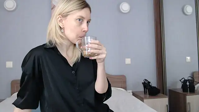 AvelinaLeoni online show from 02/13/25, 07:13