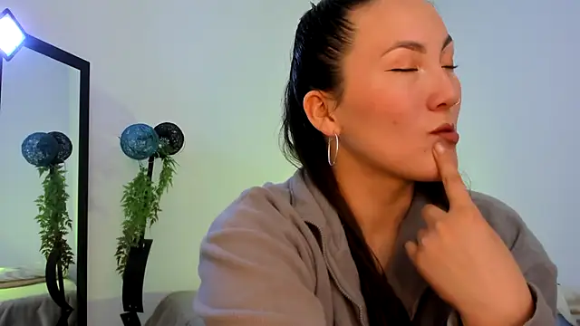 Elle Lee  online show from 01/03/25, 03:05