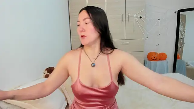 Elle Lee  online show from 10/13/25, 03:45