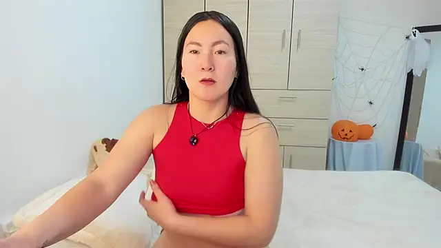 Elle Lee  online show from 10/14/25, 03:13