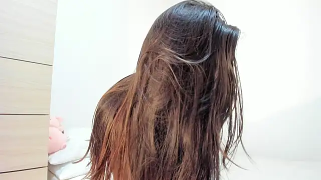 Elle Lee  online show from 11/18/25, 08:13