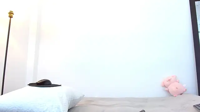 Elle Lee  online show from 05/04/26, 10:50