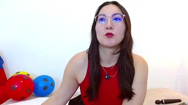 Snapshot of Elle_Lee_ chatting on 06/18/26, 03:16 Elle Lee online show from 06/18/26, 03:16