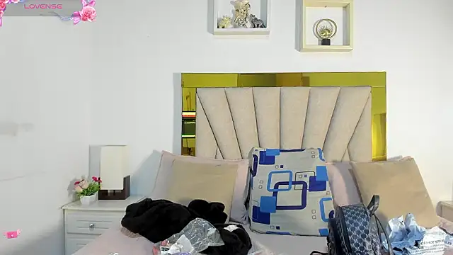 Snapshot of vahiolet_fuentes chatting on 02/12/26, 03:01 vahiolet fuentes online show from 02/12/26, 03:01