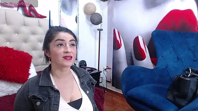 karenlennox1 online show from 02/07/25, 12:53