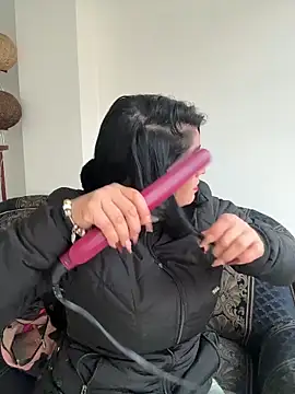 Snapshot of karenlennox1 chatting on 02/16/26, 11:01 karenlennox1 online show from 02/16/26, 11:01