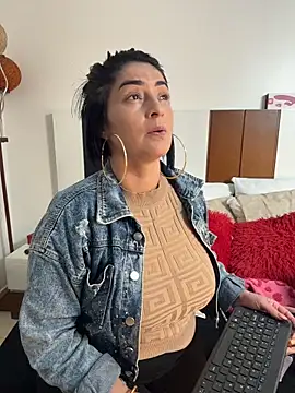 Snapshot of karenlennox1 chatting on 04/16/26, 01:06 karenlennox1 online show from 04/16/26, 01:06