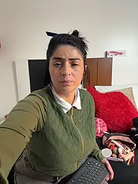 Snapshot of karenlennox1 chatting on 04/17/26, 12:02 karenlennox1 online show from 04/17/26, 12:02