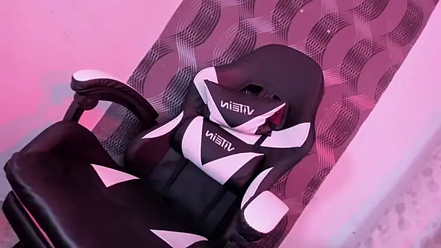 Snapshot of ElisseHillx chatting on 12/22/24, 08:27 ElisseHillx online show from 12/22/24, 08:27