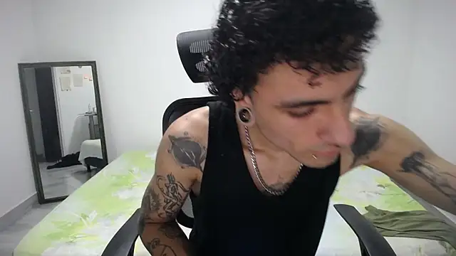 Snapshot of present_the_magic chatting on 04/03/26, 06:11 present the magic online show from 04/03/26, 06:11