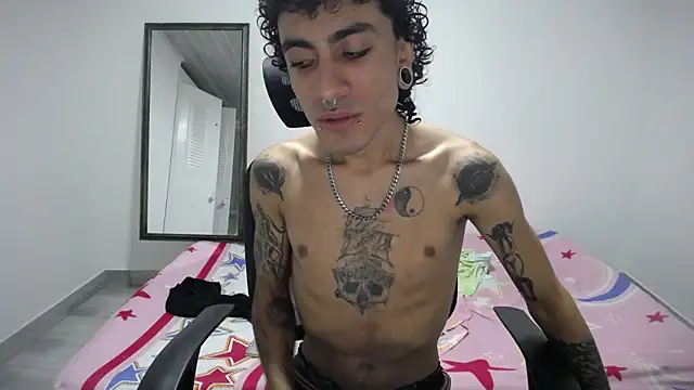 Snapshot of present_the_magic chatting on 04/08/26, 02:50 present the magic online show from 04/08/26, 02:50