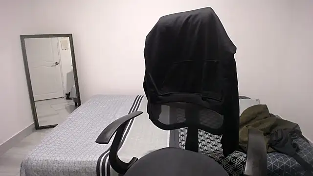 Snapshot of present_the_magic chatting on 04/10/26, 05:34 present the magic online show from 04/10/26, 05:34