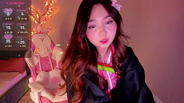 Snapshot of Fluffy_Rose chatting on 10/31/25, 05:58 Fluffy Rose online show from 10/31/25, 05:58